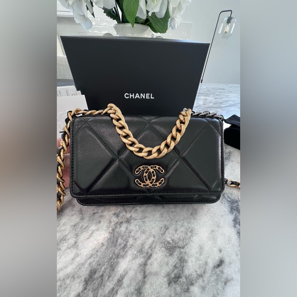 Chanel 19 Wallet On Chain - Picture 1 of 16
